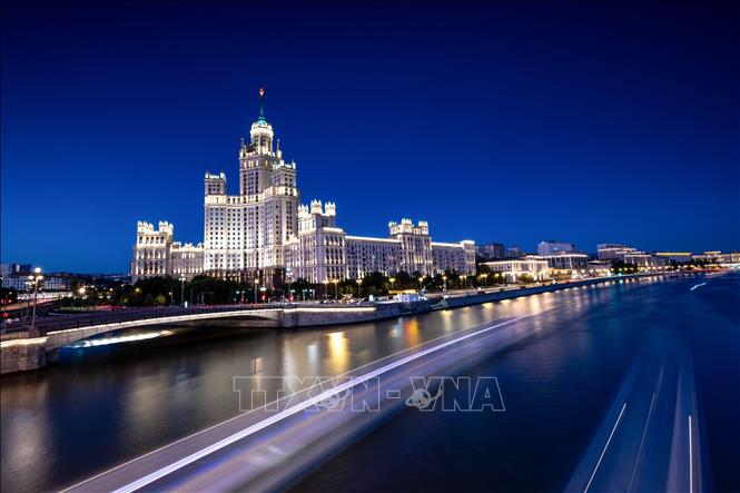 Tòa nhà Kotelnicheskaya Embankment lung linh trong đêm tại thủ đô Moskva, Nga. Ảnh: THX/TTXVN phát