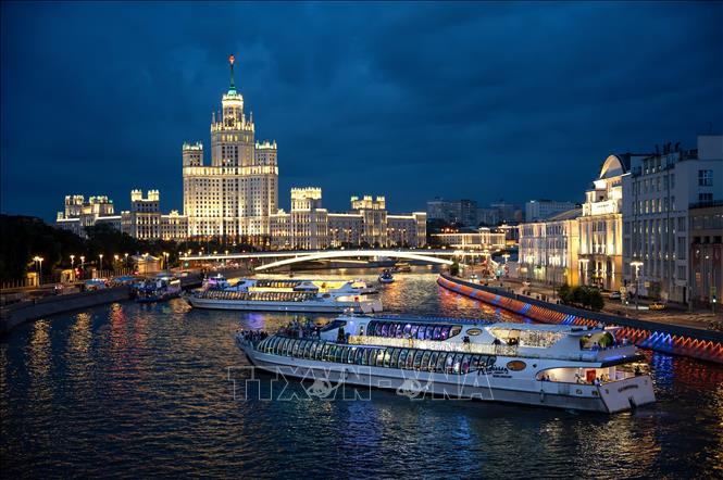 Thuyền du lịch di chuyển trên sông Moskva ở thủ đô Moskva, Nga. Ảnh: THX/TTXVN phát