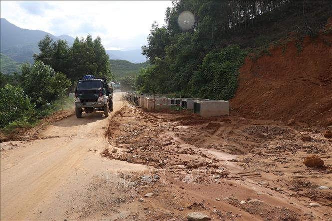 Điểm sạt lở ở lý trình Km34+600-Km34+890 trên tỉnh lộ 14B khiến phương tiện lưu thông khó khăn. Ảnh: Mai Trang - TTXVN