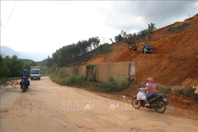 Thi công các hạng mục xử lý sạt lở tại Km34+600-Km34+800 và Km18+150 - Km18+250 thuộc dự án khắc phục bão lụt tuyến tỉnh lộ 14B. Ảnh: Mai Trang - TTXVN
