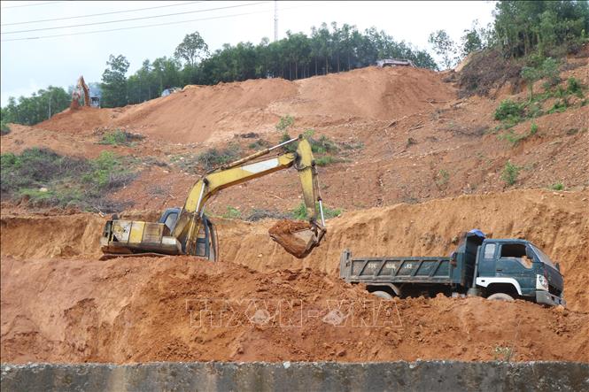 Do ảnh hưởng thời tiết và công tác giải phóng mặt bằng, tiến độ thi công tại điểm sạt lở diễn ra chậm hơn kế hoạch. Ảnh: Mai Trang - TTXVN
