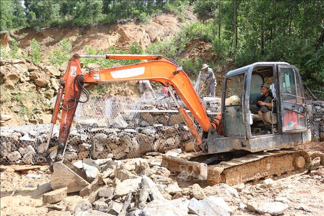 Khẩn trương khắc phục xử lý sạt lở Tỉnh lộ 14B, đoạn đi qua địa bàn xã Khe Tre, thành phố Huế. Ảnh: Mai Trang -TTXVN