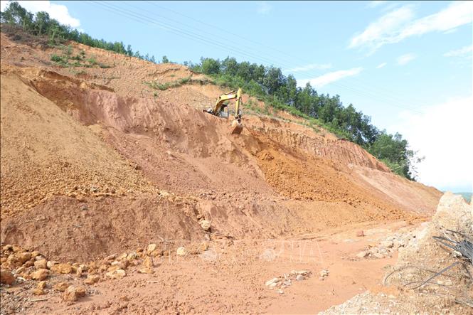 Hiện hơn 55.000m3 đất đá đã được xử lý đào bóc để từng bước xử lý taluy dương và mặt đường Tỉnh lộ 14B. Ảnh: Mai Trang - TTXVN
