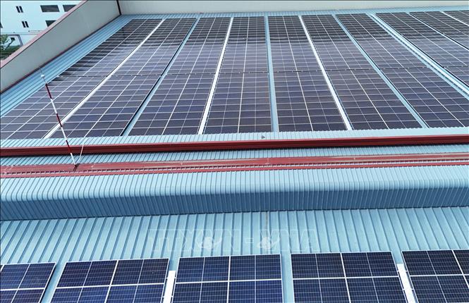 Nhiều doanh nghiệp trên địa bàn tỉnh Tây Ninh đã đầu tư điện mặt trời mái nhà nhằm chủ động một phần nhu cầu điện sản xuất, đồng thời thực hiện yêu cầu sử dụng năng lượng tiết kiệm, hiệu quả. Ảnh: Bùi Giang - TTXVN 