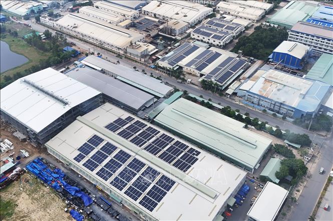 Tây Ninh khuyến khích doanh nghiệp kết hợp điện mặt trời mái nhà với hệ thống lưu trữ năng lượng, góp phần giảm phụ tải vào các khung giờ cao điểm. Ảnh: Bùi Giang - TTXVN