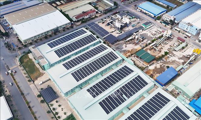 Doanh nghiệp đầu tư lắp đặt điện mặt trời mái nhà nhằm chủ động một phần nhu cầu điện sản xuất, đồng thời thực hiện yêu cầu sử dụng năng lượng tiết kiệm, hiệu quả. Ảnh: Bùi Giang - TTXVN