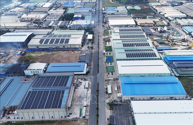 Tại các khu công nghiệp trên địa bàn tỉnh Tây Ninh, nhiều nhà máy, doanh nghiệp đã lắp đặt hệ thống điện mặt trời mái nhà, góp phần tiết kiệm chi phí điện năng, chủ động một phần nguồn điện phục vụ sản xuất. Ảnh: Bùi Giang - TTXVN