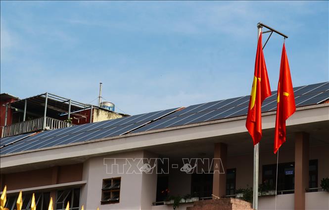 Điện mặt trời mái nhà được lắp đặt tại cơ quan, công sở góp phần tiết kiệm điện và bổ sung nguồn năng lượng tại chỗ. Ảnh: Bùi Giang - TTXVN