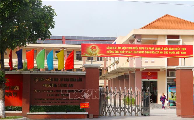 UBND phường Long An, tỉnh Tây Ninh đã lắp đặt hệ thống điện mặt trời mái nhà, góp phần tiết kiệm điện, chủ động một phần nguồn năng lượng phục vụ hoạt động của cơ quan. Ảnh: Bùi Giang - TTXVN