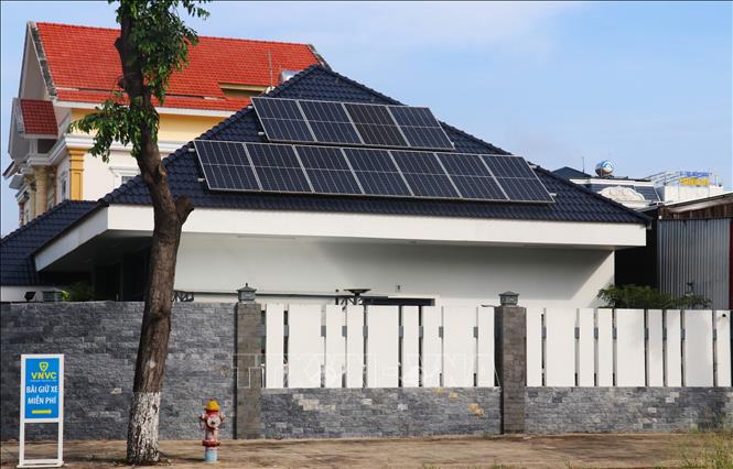 Hệ thống điện mặt trời mái nhà được lắp đặt tại một hộ gia đình ở Tây Ninh, góp phần chủ động nguồn điện phục vụ sinh hoạt. Ảnh: Bùi Giang - TTXVN