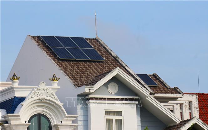 Điện mặt trời mái nhà tại hộ gia đình góp phần thực hiện mục tiêu hàng năm có khoảng 10% số hộ dân trên địa bàn tỉnh Tây Ninh lắp đặt, sử dụng nguồn điện tự sản xuất, tự tiêu thụ. Ảnh: Bùi Giang - TTXVN