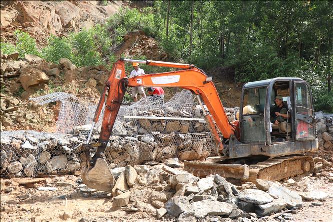 Khẩn trương khắc phục xử lý sạt lở Tỉnh lộ 14B, đoạn đi qua địa bàn xã Khe Tre, thành phố Huế. Ảnh: Mai Trang -TTXVN