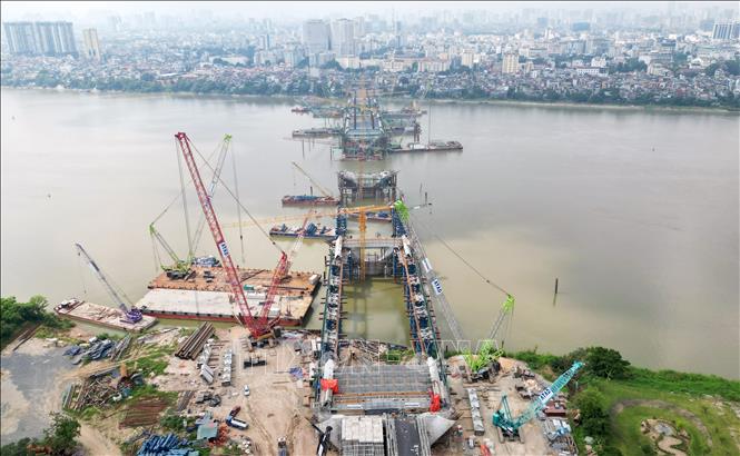 Dự án được kỳ vọng phân bổ lại dòng xe đi lại, giảm áp lực cho các cầu Chương Dương, Vĩnh Tuy, Thanh Trì và Long Biên, đồng thời mở thêm không gian phát triển đô thị hai bên sông Hồng. Ảnh: Quốc Khánh - TTXVN