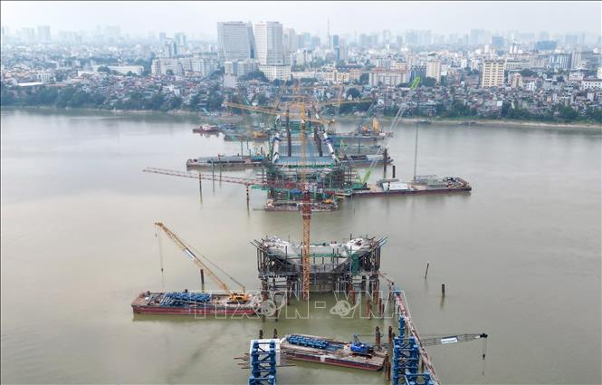 Sau thời gian thi công, công trình hiện đạt tổng sản lượng khoảng 52%. Trong đó, đối với cầu chính, toàn bộ 128 cọc khoan nhồi và 7/7 bệ trụ đã hoàn thành. Ảnh: Quốc Khánh - TTXVN