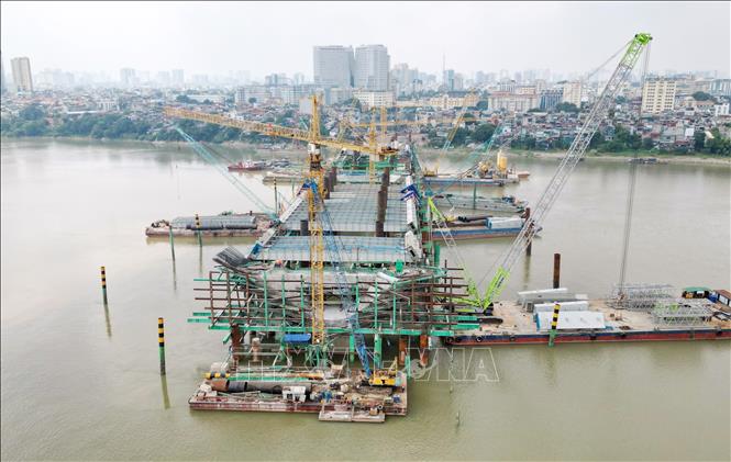 Cầu chính vượt sông Hồng dài 870m, gồm 6 nhịp, mỗi nhịp dài 145m dần hình thành. Ảnh: Quốc Khánh - TTXVN