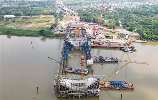 Cầu Trần Hưng Đạo đang được nhà thầu dồn lực thi công liên tục ngày đêm để đảm bảo tiến độ đề ra theo cam kết với chủ đầu tư. Ảnh: Quốc Khánh - TTXVN