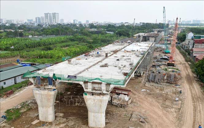 Các nhịp cầu dẫn phía phường Long Biên cũng đã thành hình sau 1 năm công trình khởi công. Ảnh: Quốc Khánh - TTXVN


