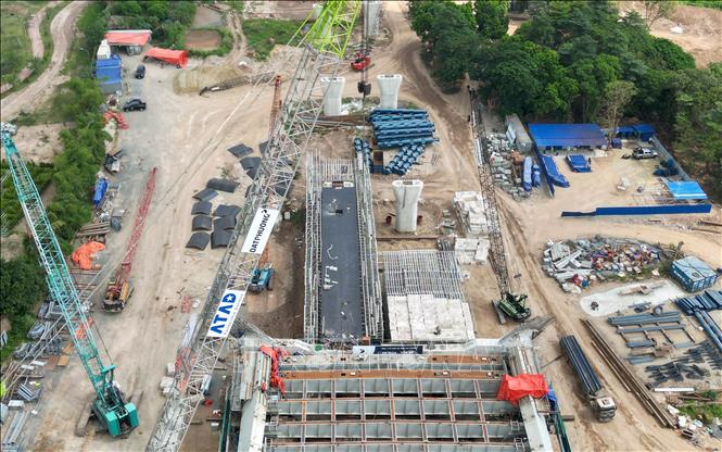 Cầu Trần Hưng Đạo đang được nhà thầu dồn lực thi công liên tục ngày đêm để đảm bảo tiến độ đề ra theo cam kết với chủ đầu tư. Ảnh: Quốc Khánh - TTXVN