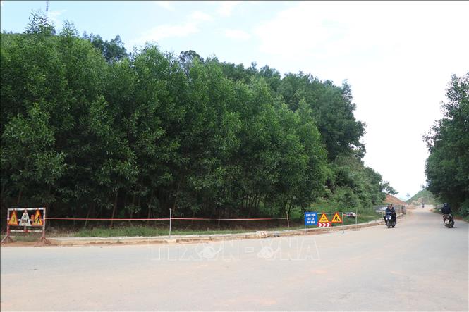 Tỉnh lộ 14B có vai trò quan trọng trong kết nối giao thương khu vực miền núi Nam Đông, Khe Tre, Long Quảng với các địa bàn lân cận và trung tâm thành phố Huế. Ảnh: Mai Trang - TTXVN