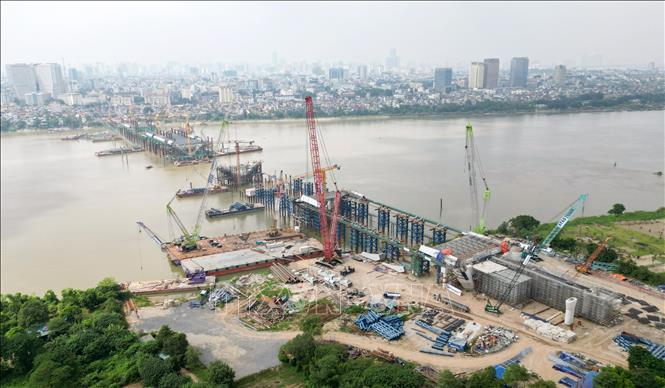 Cầu Trần Hưng Đạo dần thành hình sau hơn 1 năm khởi công. Ảnh: Quốc Khánh - TTXVN