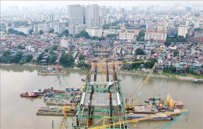 Dự án cầu Trần Hưng Đạo đang được đơn vị nhà thầu gấp rút thi công để hoàn thành trước Hội nghị APEC 2027. Ảnh: Quốc Khánh - TTXVN