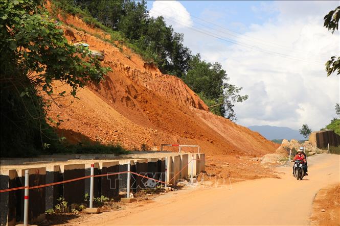 Khối lượng đất phải xử lý tại điểm sạt lở tỉnh lộ 14B đi qua địa bàn xã Long Quảng (thành phố Huế) là khoảng 108.600m3. Ảnh: Mai Trang - TTXVN