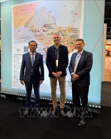 Đại sứ Phạm Hùng Tâm gặp gỡ với lãnh đạo Tập đoàn Australian Rare Earths. Ảnh: Diệu Linh - PV TTXVN tại Australia.
