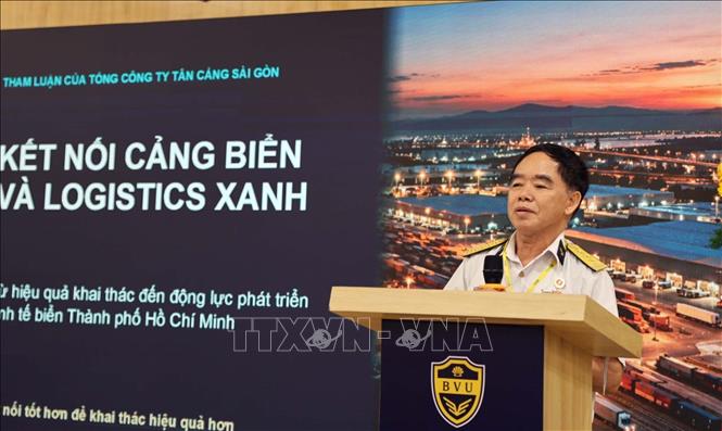 Đại diện lãnh đạo Tổng Công ty Tân Cảng Sài Gòn tham luận tại Hội thảo. Ảnh: Đoàn Mạnh Dương-TTXVN