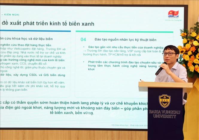 Ông Nguyễn Hùng Anh, Trưởng phòng Dự án mới Liên doanh Việt - Nga Vietsovpetro, trình bày tham luận tại Hội thảo. Ảnh: Đoàn Mạnh Dương-TTXVN