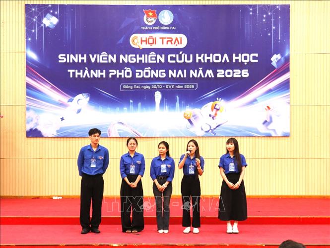 Sinh viên trình bày kỹ năng ứng dụng trí tuệ nhân tạo (AI) trong nghiên cứu khoa học. Ảnh: K GỬIH-TTXVN 