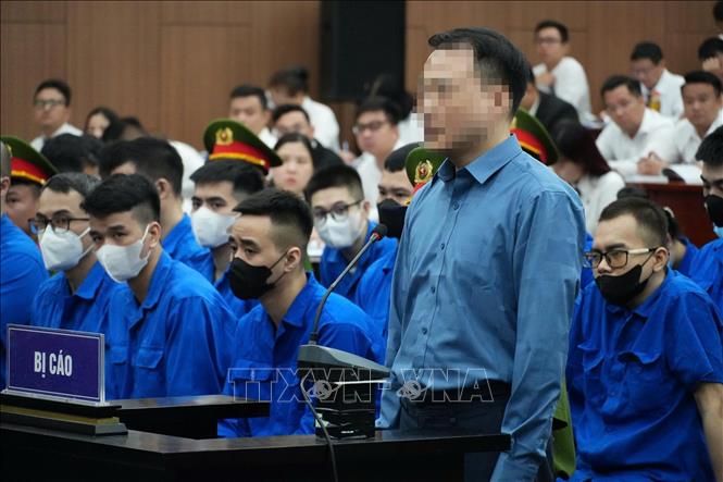 Bị cáo Nguyễn Hòa Bình (Shark Bình) khai báo tại phiên tòa. Ảnh: Kim Anh - TTXVN