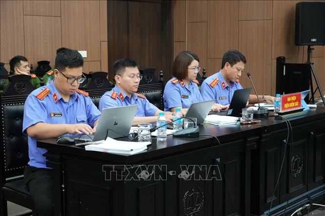 Đại diện Viện Kiểm sát tham gia xét hỏi tại phiên tòa. Ảnh: Kim Anh - TTXVN