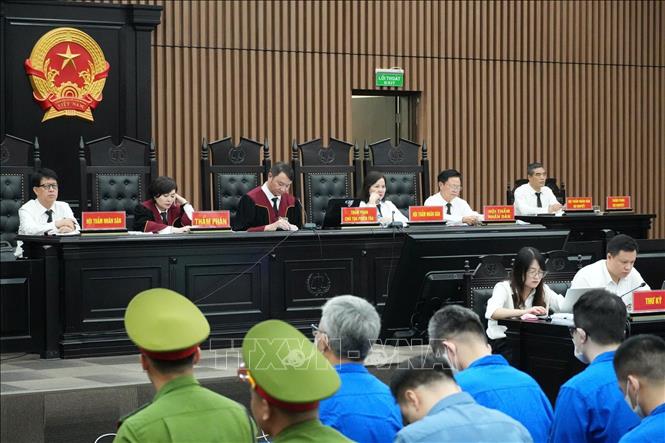 Hội đồng xét xử điều hành phiên tòa. Ảnh: Kim Anh - TTXVN