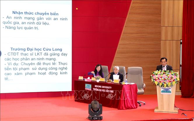 Đại biểu trình bày tham luận tại hội thảo. Ảnh: Lê Thúy Hằng – TTXVN
