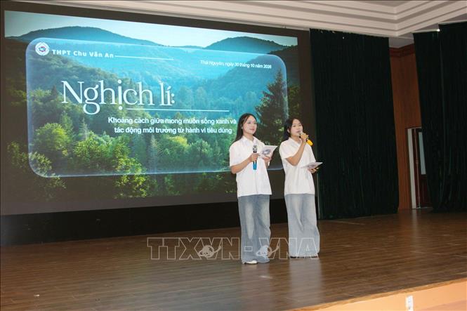 Hai học sinh Ngọc Hân và Phương Linh, Trường THPT Chu Văn An (tỉnh Thái Nguyên), trình bày tham luận tại chương trình. Ảnh: Thu Hằng - TTXVN