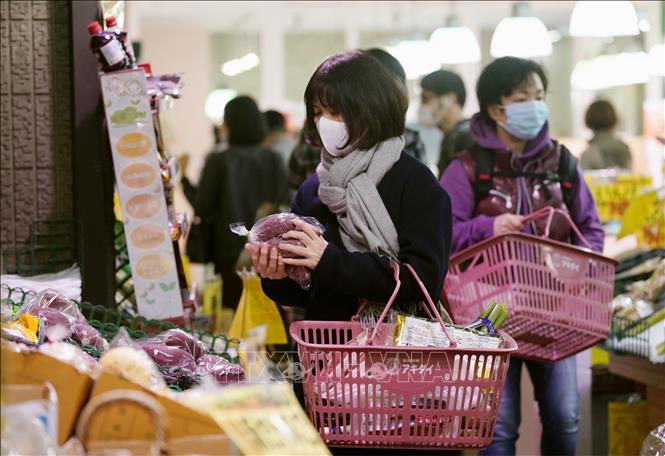 Người tiêu dùng mua sắm tại siêu thị ở Tokyo, Nhật Bản. Ảnh: Kyodo/TTXVN phát