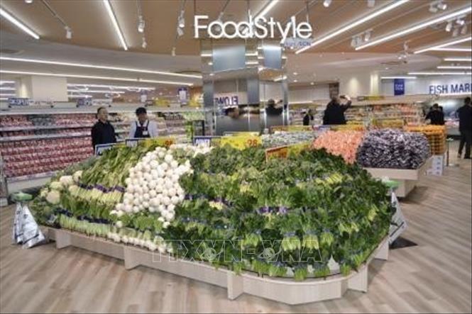 Người tiêu dùng mua sắm tại siêu thị ở Tokyo, Nhật Bản. Ảnh: Kyodo/TTXVN phát