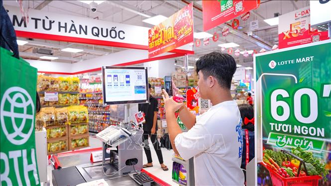 Hoạt động mua sắm ứng dụng công nghệ số giúp nâng cao chất lượng phục vụ và mang đến trải nghiệm mua sắm thuận tiện cho người tiêu dùng. Ảnh: Minh Phú - TTXVN