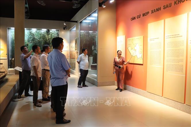 Du khách tham quan, tìm hiểu những chiến công của cha ông tại Khu di tích lịch sử Bình Thành. Ảnh: Đức Hạnh - TTXVN 