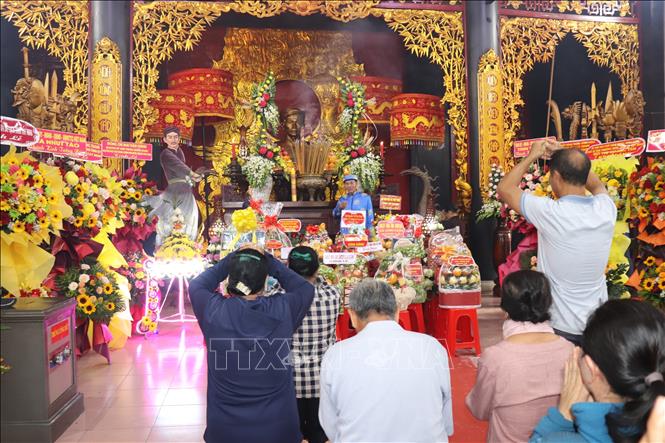 Người dân viếng Anh hùng dân tộc Nguyễn Trung Trực tại Khu di tích lịch sử Vàm Nhựt Tảo, xã Nhựt Tảo, tỉnh Tây Ninh. Ảnh: Đức Hạnh - TTXVN 
