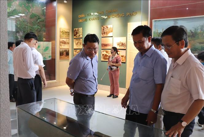 Du khách tham quan Khu di tích lịch sử Bình Thành. Ảnh: Đức Hạnh - TTXVN 
