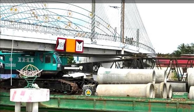Cầu chữ S tại xã Đầm Dơi, Cà Mau bị sà lan chở cần cẩu va chạm hôm 26/10. Ảnh: TTXVN phát