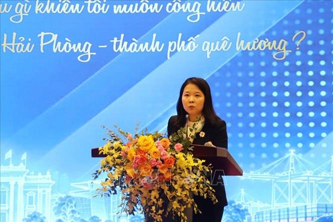 TS Hoàng Thị Hồng Nhung, Giảng viên Đại học Kinh doanh Skema, Cộng hòa Pháp tham luận. Ảnh: Mạnh Minh-TTXVN