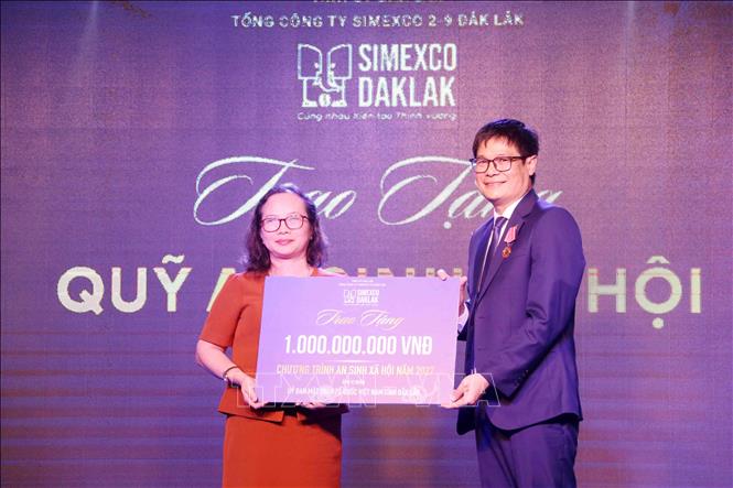 Ông Lê Đức Huy, Bí thư Đảng ủy, Chủ tịch HĐTV Tổng Công ty Simexco 2-9 Đắk Lắk trao bảng tượng trưng hỗ trợ xây dựng 10 căn nhà tình nghĩa năm 2027. Ảnh: Hoài Thu – TTXVN.