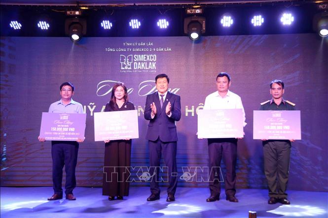 Ông Thái Anh Tuấn, Tổng Giám đốc Tổng Công ty Simexco 2-9 Đắk Lắk trao tặng bảng tượng trưng bàn giao các căn nhà đã xây cho các đơn vị và địa phương. Ảnh: Hoài Thu – TTXVN.
