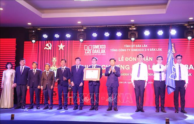 Thừa ủy quyền của Chủ tịch nước, Ủy viên Trung ương Đảng, Bí thư Tỉnh ủy, Trưởng Đoàn ĐBQH tỉnh Đắk Lắk Lương Nguyễn Minh Triết trao tặng Huân chương Độc lập hạng Ba cho tập thể Simexco. Ảnh: Hoài Thu – TTXVN.
