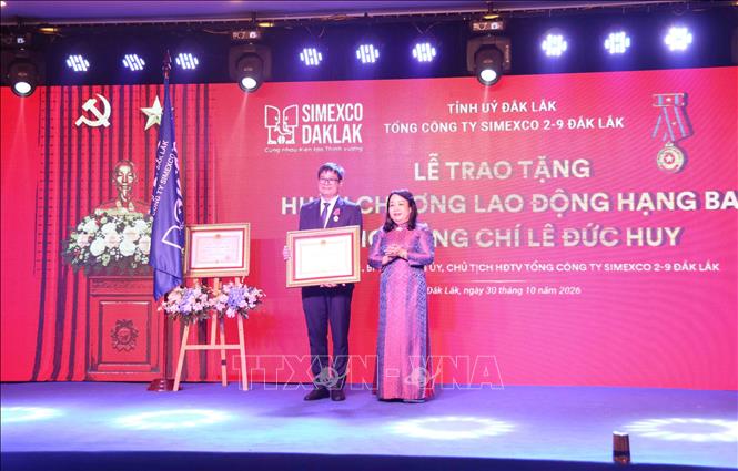 Tỉnh ủy viên, Bí thư Đảng ủy, Chủ tịch Hội đồng thành viên Simexco Lê Đức Huy đón nhận Huân chương Lao động hạng Ba. Ảnh: Hoài Thu – TTXVN.