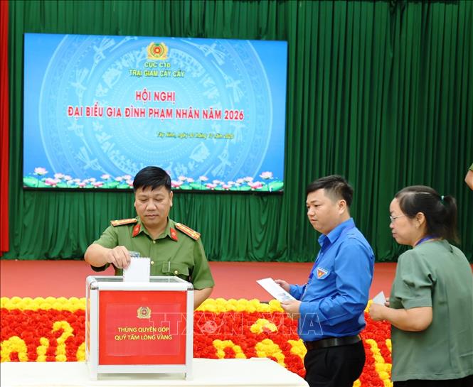 Đại tá Phạm Văn Thúy, Bí thư Đảng ủy, Giám thị Trại giam Cây Cầy đóng góp Quỹ “Tấm lòng vàng” hỗ trợ phạm nhân khó khăn, đau ốm, không có thân nhân thăm nuôi. Ảnh: Thanh Tân - TTXVN
