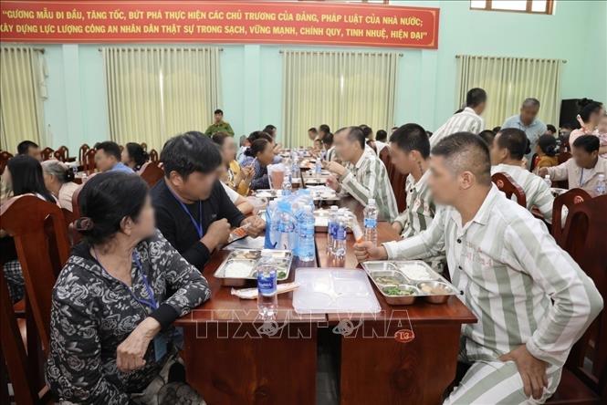 Các phạm nhân cải tạo tốt được ăn cơm đoàn viên cùng gia đình ngay sau hội nghị, tạo động lực giúp họ nỗ lực sớm trở về làm lại cuộc đời. Ảnh: Thanh Tân - TTXVN