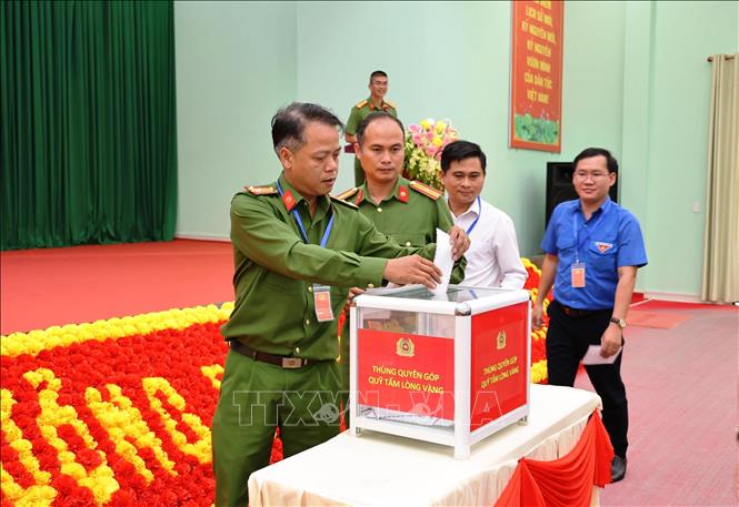Các đại biểu đóng góp Quỹ “Tấm lòng vàng” hỗ trợ phạm nhân khó khăn, đau ốm, không có thân nhân thăm nuôi. Ảnh: Thanh Tân - TTXVN